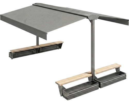 Sitzgruppe mit Markise, Holzbänken und Pflanzkästen