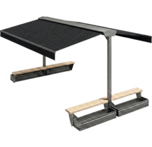 Sitzgruppe mit Markise, Holzbänken und Pflanzkästen