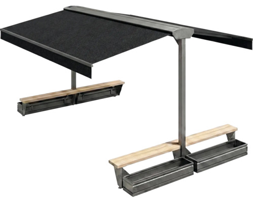 Sitzgruppe mit Markise, Holzbänken und Pflanzkästen