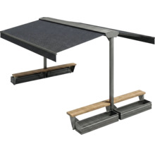 Überdachte Sitzgruppe mit Bänken und Pflanzkästen