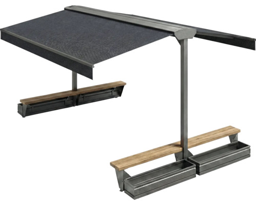 Überdachte Sitzgruppe mit Bänken und Pflanzkästen