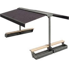 Freistehende Markise mit Sitzbank und Pflanzkästen für den Außenbereich.