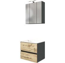 Badezimmer-Möbelset mit dreitürigem Spiegelschrank inklusive LED-Beleuchtung und Waschtisch mit zwei Schubladen in Eichenoptik und Anthrazit.