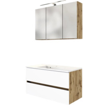 Badezimmer-Set mit dreitürigem Spiegelschrank inklusive LED-Licht und Waschtischunterschrank mit zwei Schubladen und weißem Waschbecken.