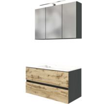 Badezimmermöbel-Set bestehend aus dreitürigem Spiegelschrank mit LED-Leuchte und Waschbeckenunterschrank mit zwei Schubladen in Holzoptik.