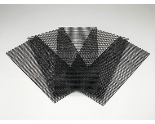 Mehrere schwarze Insektenschutzgitter