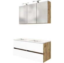 Badmöbel-Set mit Doppel-Waschbeckenunterschrank, vier Schubladen und dreitürigem Spiegelschrank mit LED-Beleuchtung, Eiche-Dekor und Weiß.