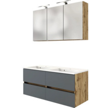 Badezimmer Set mit Doppelwaschtisch, vier grauen Schubladen in Holzoptik und Spiegelschrank mit drei Türen und Beleuchtung.