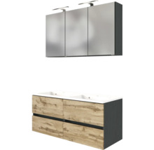 Badezimmermöbel-Set mit dreitürigem Spiegelschrank inklusive Beleuchtung und Doppelwaschtisch mit vier Schubladen in Eichenoptik.