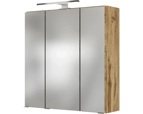 Dreitüriger Spiegelschrank mit Korpus in Eiche-Optik und einer LED-Aufsatzleuchte.