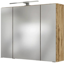 Dreitüriger Spiegelschrank mit LED-Aufsatzleuchte und Korpus in Eiche-Optik.