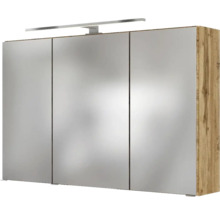 Dreitüriger Spiegelschrank mit Aufsatzleuchte und Korpus in Holzoptik für das Badezimmer.