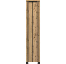 Schmaler Hochschrank in Eichenoptik mit vertikalen schwarzen Lamellen, schwarzem Griff und Füßen.
