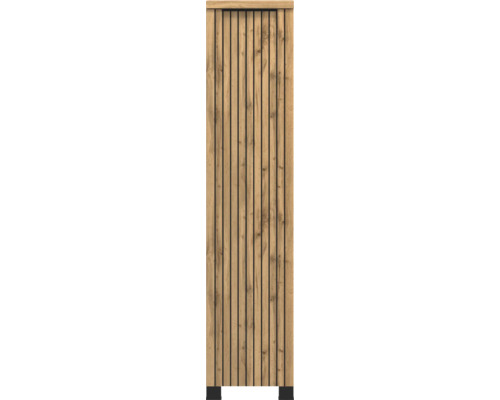 Schmaler Hochschrank in Eichenoptik mit vertikalen schwarzen Lamellen, schwarzem Griff und Füßen.