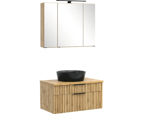 Badezimmer-Set mit Unterschrank in Holzoptik mit Lamellen, schwarzem Aufsatzbecken und dreitürigem Spiegelschrank mit Beleuchtung.