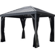 Pavillon mit Metallrahmen und Vorhängen