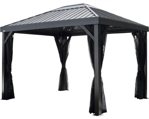 Pavillon mit Metallrahmen und Vorhängen