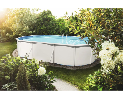 Ovaler Stahlwandpool in einem sonnigen Garten, umgeben von grünen Sträuchern und weißen Hortensien, mit integrierter Leiter.