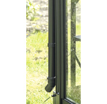 Detailansicht einer Regenrinne an einem Gewächshaus