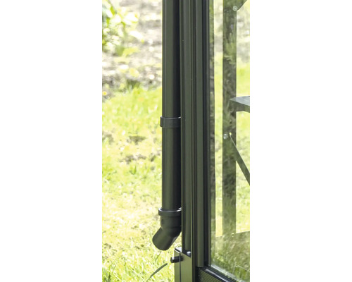 Detailansicht einer Regenrinne an einem Gewächshaus