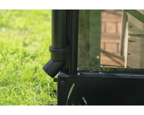 Detailaufnahme einer schwarzen Regenrinne an einem Gewächshaus.