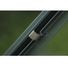 Detailansicht einer Gewächshausbefestigung aus Metall an einer Glasscheibe