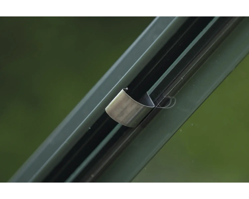 Detailansicht einer Gewächshausbefestigung aus Metall an einer Glasscheibe