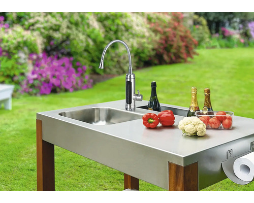 Außenküche mit Spüle, Armatur, Gemüse, Champagner und Papierhandtuchhalter im Garten