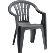 Stapelbarer Gartenstuhl aus Kunststoff in Anthrazit mit Armlehnen und Lamellen-Rückenlehne.