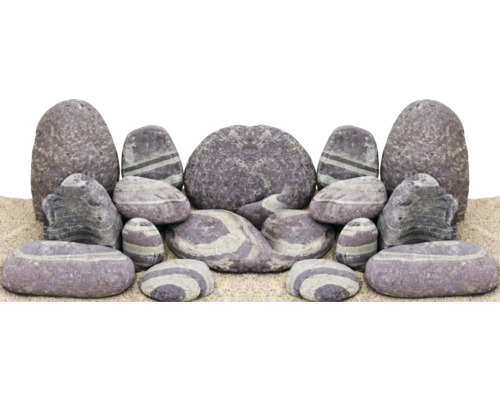 Dekorative Steine mit Streifenmuster auf Sand