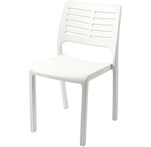 Weißer Kunststoffstuhl mit geschlitzter Rückenlehne.
