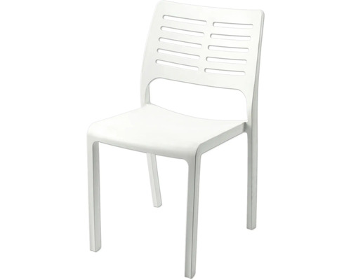 Weißer Kunststoffstuhl mit geschlitzter Rückenlehne.