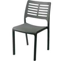 Stapelbarer Gartenstuhl aus Kunststoff mit waagerecht geschlitzter Rückenlehne.