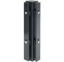 Detailansicht eines Regalsystems aus Metall mit Schrauben und Clips
