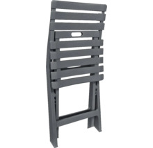 Zusammengeklappter Gartenstuhl aus Kunststoff mit Lattenstruktur und Griffmulde.