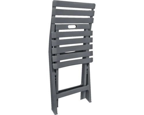 Zusammengeklappter Gartenstuhl aus Kunststoff mit Lattenstruktur und Griffmulde.