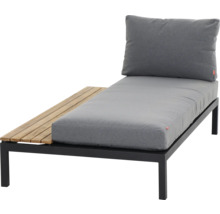 Moderne Sonnenliege mit schwarzem Metallgestell, seitlicher Ablage aus Holz und grauen Polstern.
