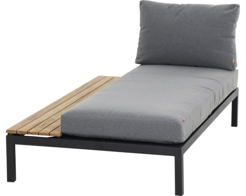 Moderne Sonnenliege mit schwarzem Metallgestell, seitlicher Ablage aus Holz und grauen Polstern.