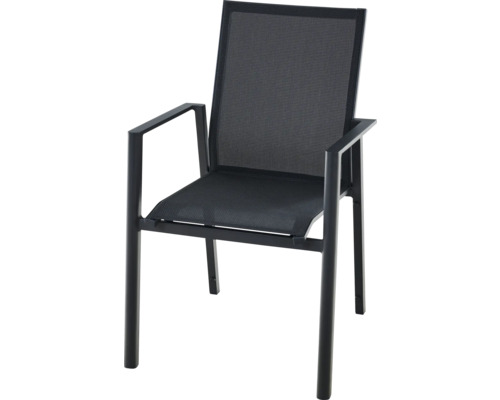 Stapelbarer Gartenstuhl mit Armlehnen, Gestell aus Metall und Sitzfläche aus schwarzem Textilgewebe.