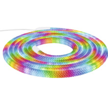 Aufgerollter LED-Lichtschlauch in Regenbogenfarben mit weißem Anschlusskabel.