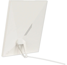 Rückansicht einer modernen Tageslichtlampe mit facettierter Rückseite, integriertem Standfuß und Netzkabel.