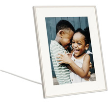 Digitaler Bilderrahmen mit einem Foto von zwei lachenden Kindern, die sich umarmen.