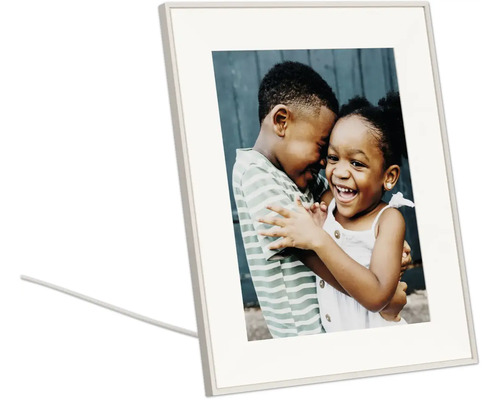 Digitaler Bilderrahmen mit einem Foto von zwei lachenden Kindern, die sich umarmen.
