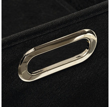 Metallgriff an schwarzer Textiloberfläche