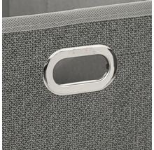 Detailansicht einer grauen Aufbewahrungsbox mit Griff