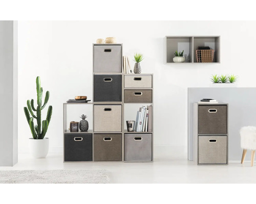 Regal mit mehreren Fächern und unterschiedlichen Aufbewahrungsboxen in einem hellen Raum.