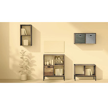 Verschiedene Holzregale an der Wand mit Dekoartikeln und Büchern