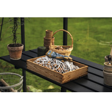 Gartenarbeitsszene mit Holzkiste, Gartenhandschuhen, Pflanzkörben und Gartengeräten auf einem Tisch