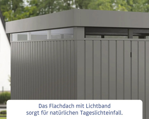 Detailansicht eines Gerätehauses mit Flachdach und Lichtband für Tageslichteinfall
