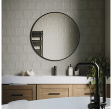 Modernes Badezimmer mit Waschtisch, rundem Spiegel und Fliesen